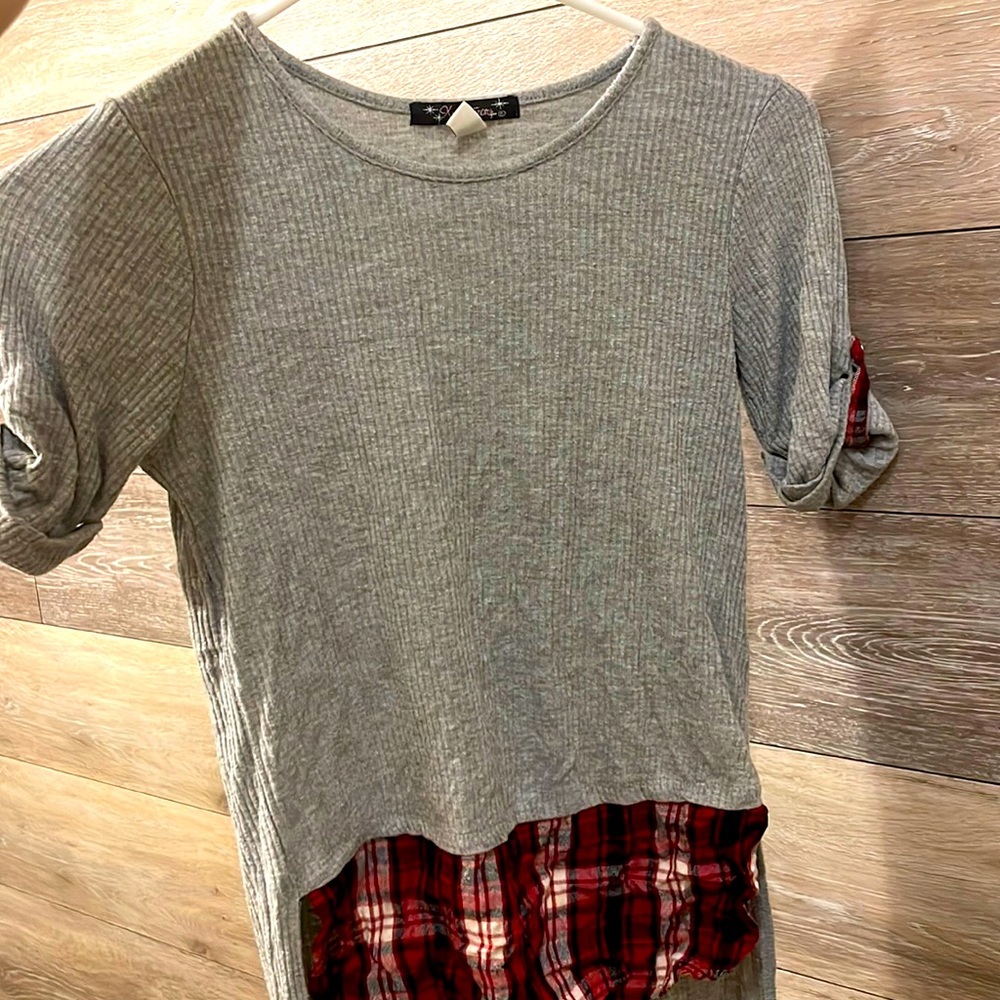 Grey half Christmas tee with red and white checkered round cut short sleeved.